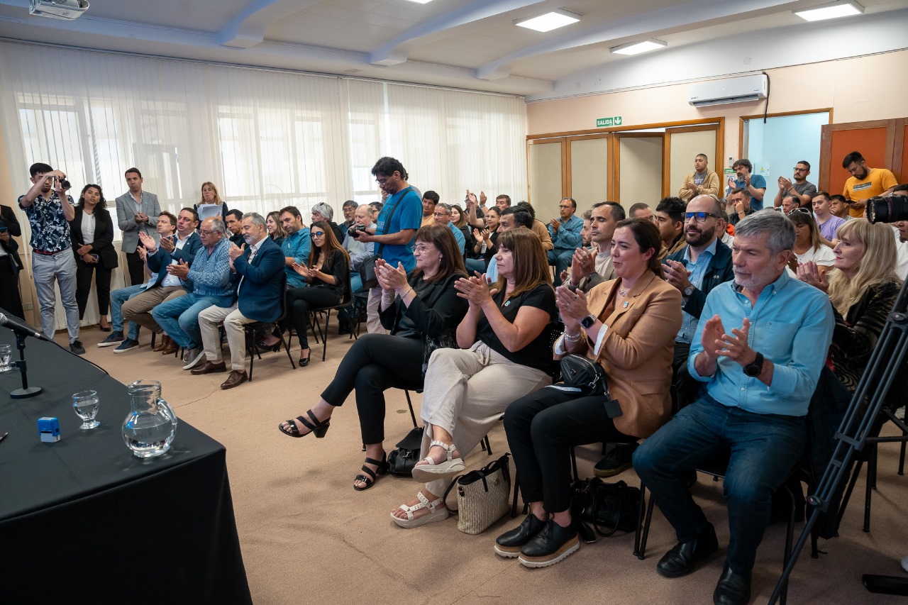 La SCPL y el Municipio firmaron convenios para iluminar el camino Roque González y otras obras estratégicas para la ciudad